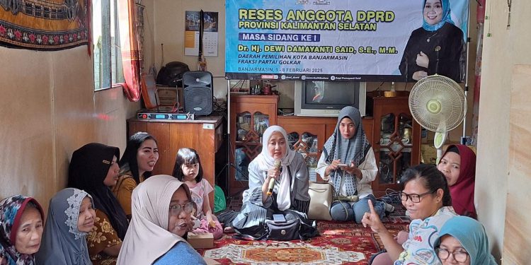 Anggota DPRD Kalsel Hj Dewi Damayanti Said saat menggelar reses dengan warga Jalan Kelayan B Gang Karya, RT 7 Kelurahan Kelayan Barat. (foto : istimewa)