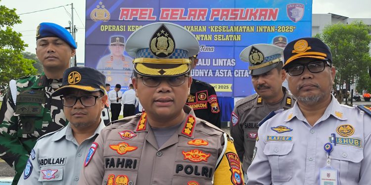 Dirlantas Polda Kalsel Kombes Pol Fahri saat diwawancarai usai apel gabungan. (foto : istimewa)