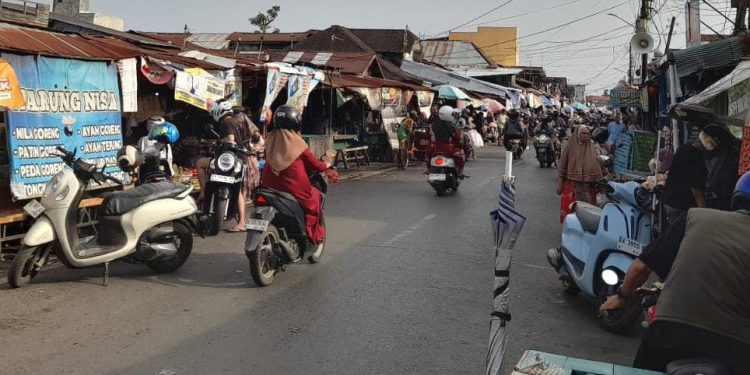 Jalan Pasar Lama Laut tampak macet karena aktivitas pedagang dan pembeli. (foto : shn/seputaran)