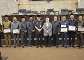 Tujuh Anggota DPRD Kalsel Terima BK Award