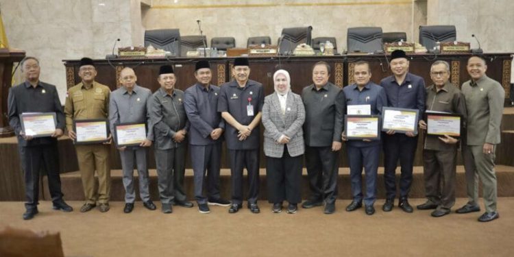 Tujuh Anggota DPRD Kalsel usai mendapat BK Award. (foto : istimewa)