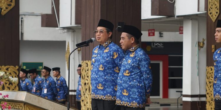 Walikota Banjarmasin H Ibnu Sina bersama Wakil Walikota Banjarmasin H Arifin Noor saat pimpin apel. (foto : shn/seputaran)