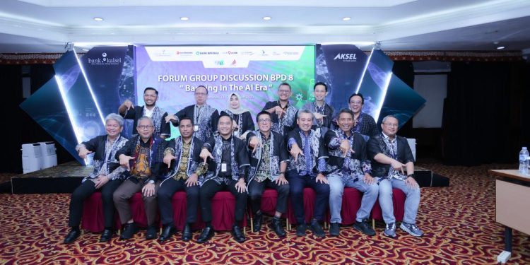 Dirut Bank Kalsel Fachrudin foto bersama dengan peserta FGD BPD 8. (foto : Bank Kalsel)