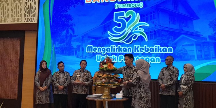 Dirut PAM Bandarmasih M Ahdiat saat potong tumpeng di HUT ke-52 PAM Bandarmasih. (foto : shn/seputaran)