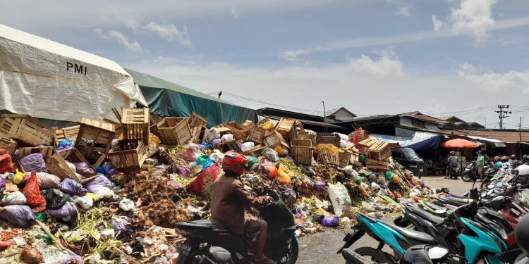 Sampah yang menggunung di lokasi pembuangan sampah Pasar Sentra Antasari. (foto : shn/seputaran)