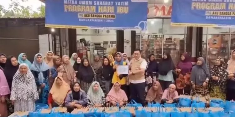 Penyerahan bantuan untuk ibu-ibu dhuafa dari Bank Kalsel. (foto : Bank Kalsel)