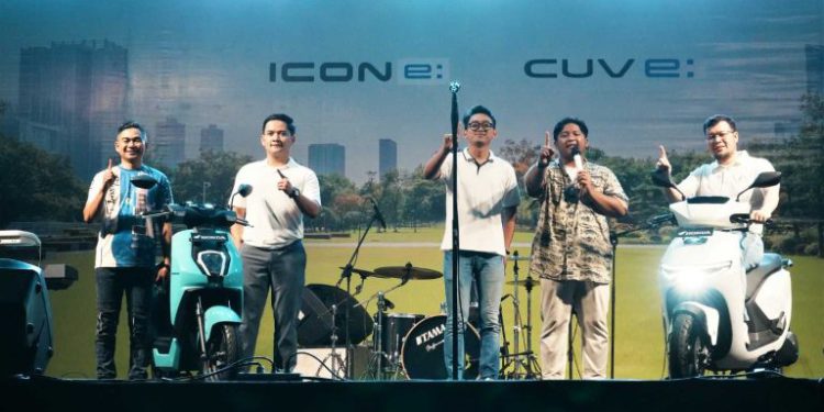 Peluncuran Honda ICON e: dan Honda CUV e: menghadirkan penyanyi Widya Angela di lapangan Murjani, Banjarbaru. (foto : istimewa)