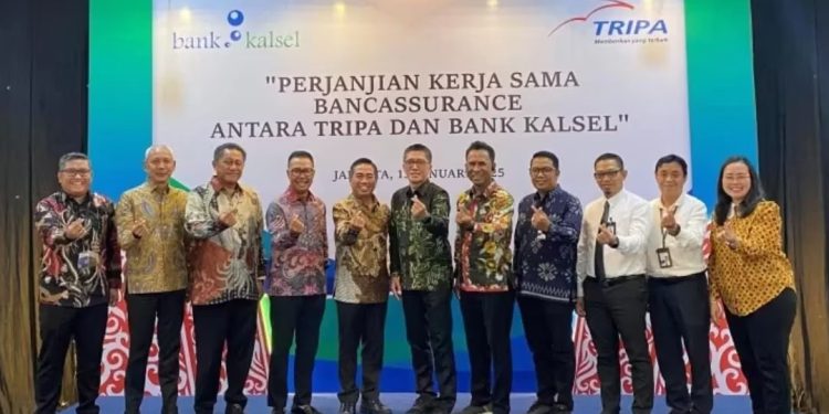 Direktur Utama Bank Kalsel, Fachrudin berfoto bersama usai penandatanganan kerja sama dengan TRIPA di Jakarta. (foto : Bank Kalsel)