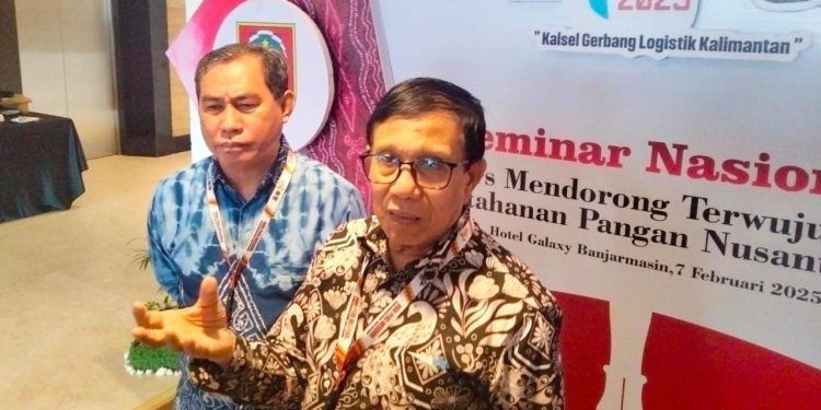 Ketua PWI Pusat Hendri Ch Bangun bersama Ketua PWI Kalsel Zainal Helmie saat diwawancarai di sela seminar. (foto : istimewa)