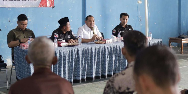 Wakil Ketua DPRD Kalsel H Muhammad Alpiya Rakhman menyerap aspirasi masyarakat Desa Sari Mulya, Kecamatan Sungai Loban, Tanbu. (foto : istimewa)