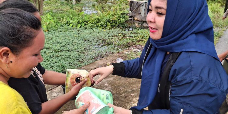 Anggota Komisi IV DPRD Kalsel Gusti Miftahul Chotimah salurkan bantuan kepada korban banjir di Kurau, Tala. (foto : istimewa)