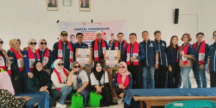 DPW Partai Perubahan Kalsel aksi sosial menyalurkan bantuan bagi warga terdampak bencana banjir di beberapa wilayah di Banjar. (foto : istimewa)