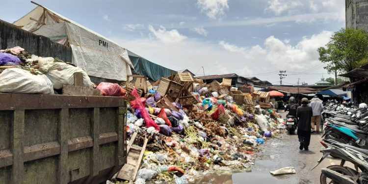 Pemandangan tumpukan sampah di TPS Pasar Sentra Antasari. (foto : shn/seputaran)