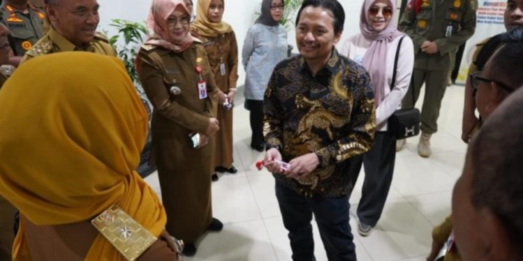 Wakil Gubernur Kalsel H Hasnuryadi Sulaiman bersama istri saat silaturrahmi ke Kantor Pemprov Kalsel. (foto : Adpim Kalsel)