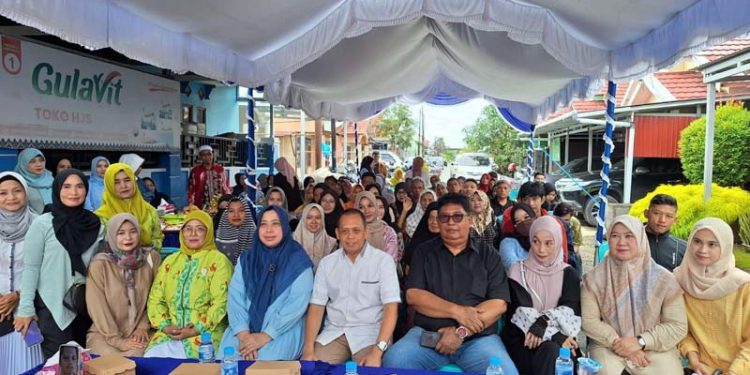 Sekretaris Komisi I DPRD Kalsel Ilham Nor saat Sosialisasi revitalisasi dan aktualisasi nilai-nilai ideologi Pancasila di hadapan warga Jalan HKSN Komplek ADM Permai, Banjarmasin Utara. (foto : istimewa)