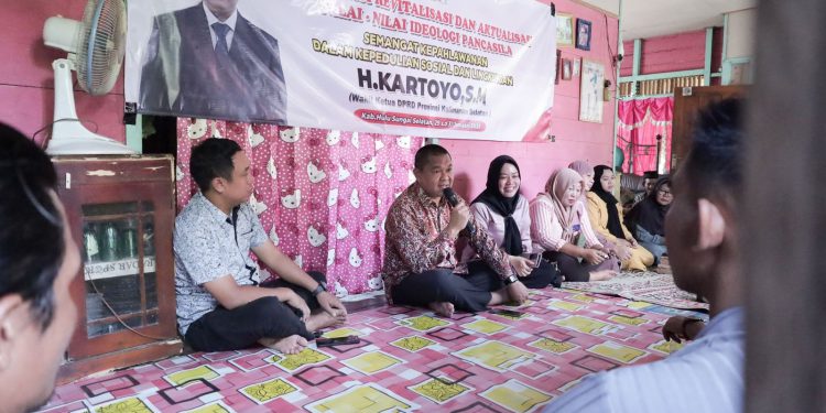 Wakil Ketua DPRD Kalsel Kalsel H Kartoyo sosialisasi Wasbang di rumah warga desa Bamban, Angkinang, HSS. (foto : istimewa)