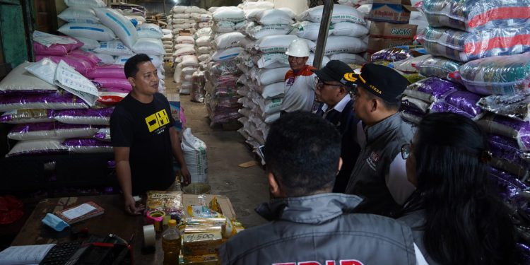 TPID Kalsel dan Banjarmasin saat melakukan monotoring stok dan harga bahan pokok di salah satu pasar saat jelang Ramadan. (foto : shn/seputaran)