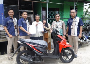 Walikota dan Wakil Walikota Banjarmasin Serahkan Hadiah Sepada Motor untuk Pelanggan Teladan PAM Bandarmasih