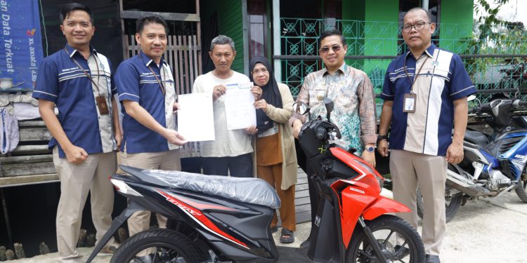 Penyerahan hadiah sepeda motor kepada pelanggan PAM Bandarmasih yang beruntung. (foto : istimewa)