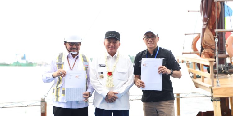 Gubernur Kalsel H Muhidin bersama Dirut PT Ambapers Zulfadli Gazali dan Dirut Bank Kalsel Fachruddin sambil tunjukan dokumen kerjasama. (foto : Bank Kalsel)