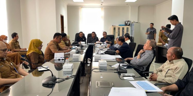 Komisi III DPRD Banjarmasin RDP dengan Dinas PUPR dan pihak kontraktor terkait. (foto : sna/seputaran)