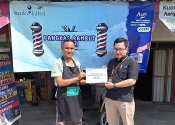 Bank Kalsel Bantu Modal Usaha kepada Mahli, Tukang Cukur Rambut