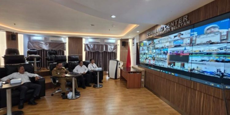 Rakor Pengendalian Inflasi yang digelar secara virtual dan diikuti Kepala Dinas Perdagangan Kalsel Sulkan dari Ruang Command Center Kantor Gubernur Kalsel, Banjarbaru. (foto : Adpim Kalsel)