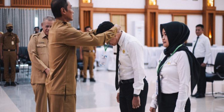 Salah satu peserta saat dikalungi ID Card tanda dibukanya pelatihan SAKIP. (foto : Adpim Kalsel)