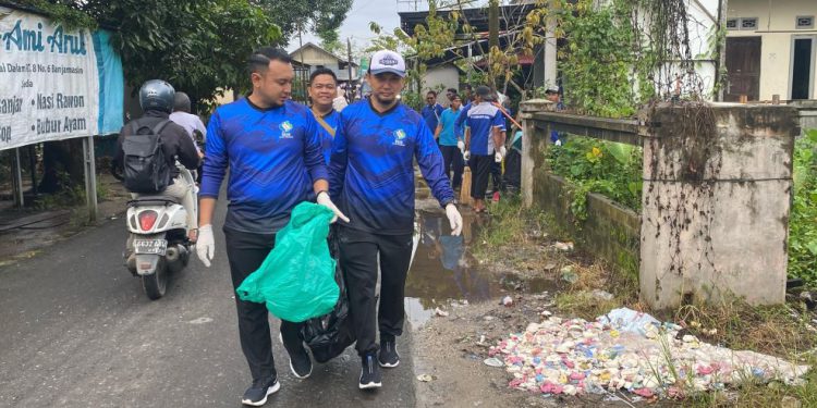 ASN Pemko Banjarmasin saat bersihkan sisa sampah di haul Guru Zuhdi. (foto : shn/seputaran)