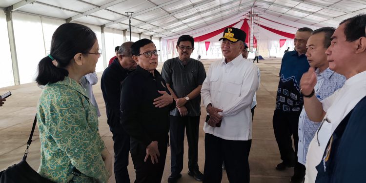 Guburnur Kalsel H Muhidin bersama Ketua PWI saat meninjau kesiapan HPN 2025. (foto : istimewa)