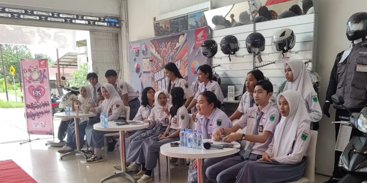 Trio Motor Tamiang Layang saat menggelar pengembangan kreativitas generasi muda melalui kegiatan inspiratif bertajuk “Brain and Brush”. (foto : istimewa)