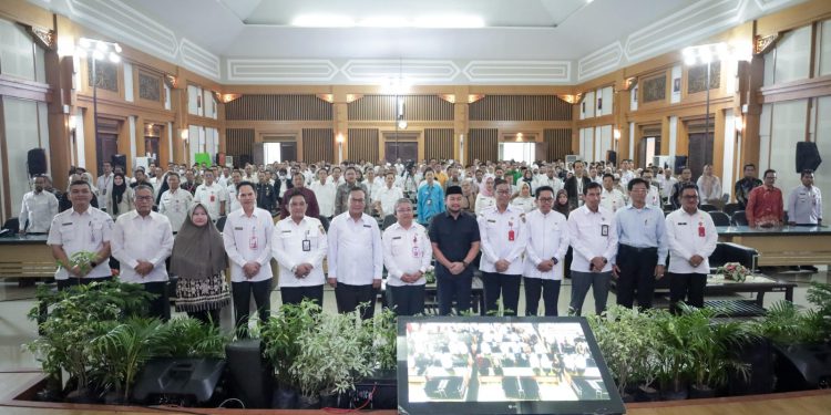 Wakil Ketua DPRD Kalsel H Muhammad Alpiya Rakhman saat hadiri Forum Konsultasi Publik dalam rangka Penyusunan RPJMD 2025 – 2029 dan RKPD 2026 di Aula Bappeda Provinsi Kalsel. (foto : istimewa)