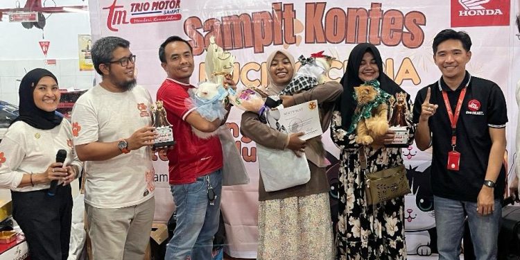 Para peserta lomba kontes kucing di acara Kontes Kucing Ceria Trio Motor Sampit. (foto : istimewa)