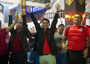 Walikota Bersama Warga Nobar Laga Timnas Melawan Bahrain di Halaman Balai Kota
