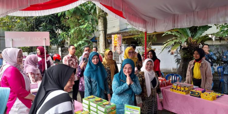 Ketua TP PKK Banjarmasin Neli Listriani saat hadir di Bazar Pasar Murah di Halaman Kantor Kecamatan Banjarmasin Tengah. (foto : shn/seputaran)