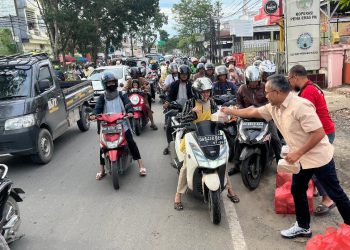 Mantan Kapolres Kombes Pol Sabana Bagikan Takjil Bersama PWI Kalsel