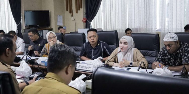 Komisi III DPRD Kalsel rapat kerja dengan Dinas PUPR Kalsel. (foto : istimewa)