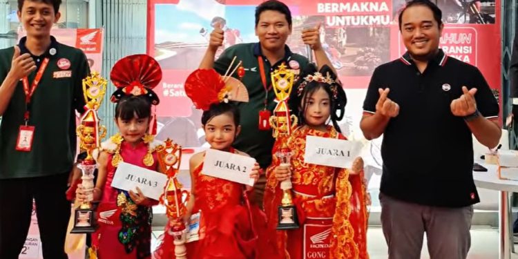 Dealer 2 Naga menyelenggarakan acara spesial Fashion Show bertema Imlek dengan peserta anak-anak.  (foto : istimewa)