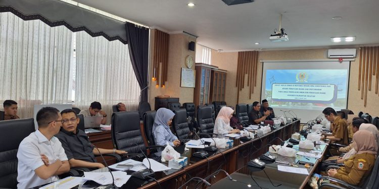 Komisi III DPRD Kalsel Raker bersama mitra kerja Bidang Bina Konstruksi serta Bidang Penataan Ruang dan Pertanahan Dinas PUPR Kalsel. (foto : istimewa)