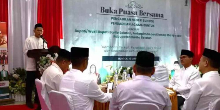 Bupati dan Wakil Bupati Barsel saat hadiri Bukber di Pengadilan Negeri Buntok. (foto : istimewa)