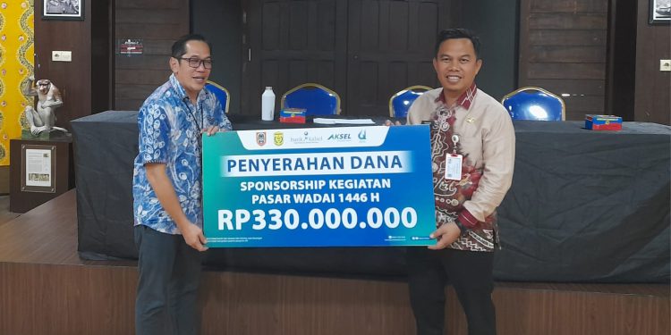 Penyerahan dana Sponsorship Bank Kalsel kegiatan Pasar Wadai Ramadan yang diterima Sekdakot Banjarmasin Ikhsan Budiman. (foto : shn/seputaran)