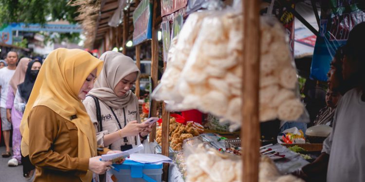 Pihak Disbubporapar Banjarmasin saat melakukan pengawasan lapak di Pasar Wadai Ramadan. (foto : shn/seputaran)