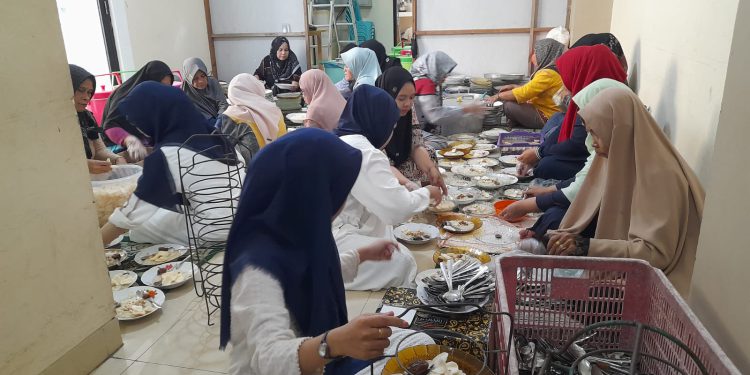 Pihak panitia saat menyiapkan bubur Sabilal saat buka puasa di Masjid Raya Sabilal Muhtadin. (foto : shn/seputaran)