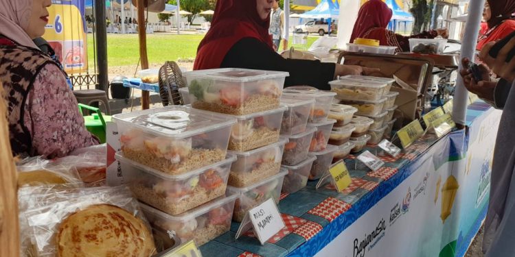 Makanan khas Timur Tengah di Pasar Wadai Ramadan yang ramai diminati warga untuk menu berbuka. (foto : shn/seputaran)