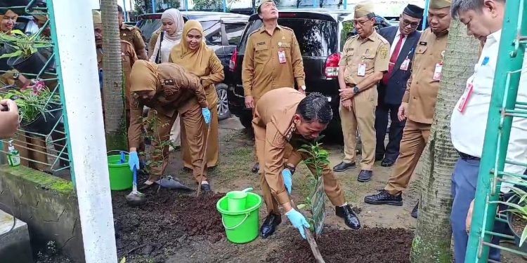 Walikota Banjarmasin HM Yamin saat tanam bibit pohon. (foto : shn/seputaran)