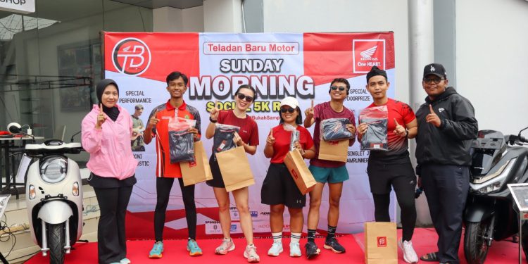 Para peserta yang beruntung di kegiatan Sunday Morning 5K Dealer Honda Teladan Baru. (foto : istimewa)