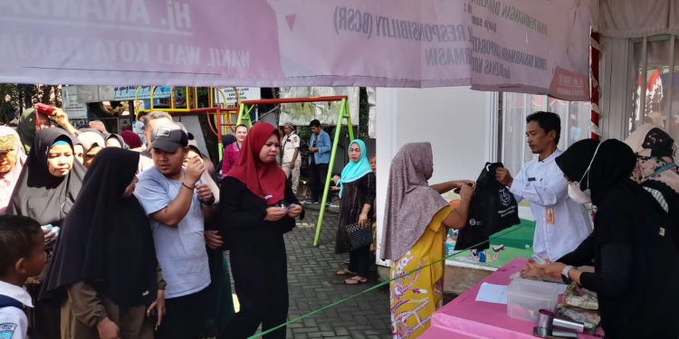 Kegiatan pasar Murah yang digelar Pemko Banjarmasin beberapa waktu lalu. (foto : shn/seputaran)