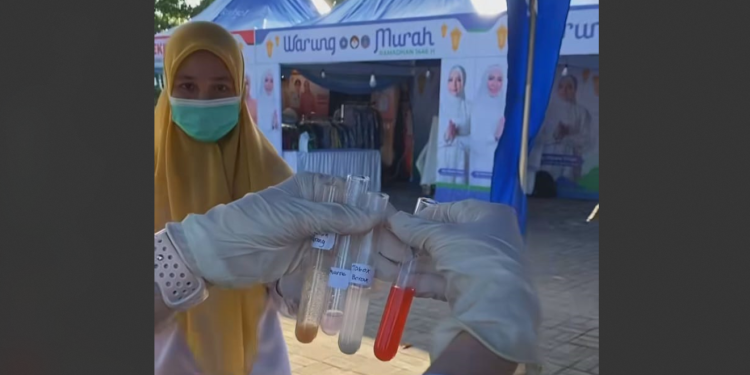 Sampel makanan dan minuman di Pasar Wadai Ramadan saat diuji kandungannya. (foto : shn/seputaran)