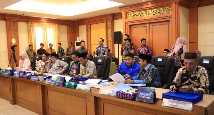 Bupati Tanah Bumbu, Andi Rudi (baju biru) saat menghadiri RUPS Tahunan Tahun Buku 2024 dan RUPS Luar Biasa 2025 Bank Kalsel di gedung eks Kantor Gubernur Kalsel. (foto : istimewa)