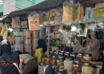 Penjualan Kue Kering dan Snack Lebaran Ramai Pembeli